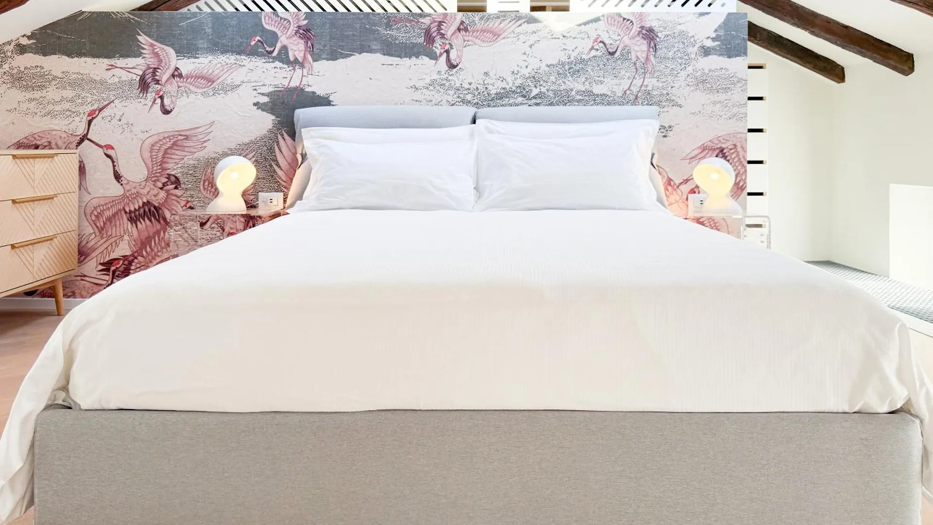 Not Your Average Stay!! Rock, Love & Lake House 科莫 0*,
