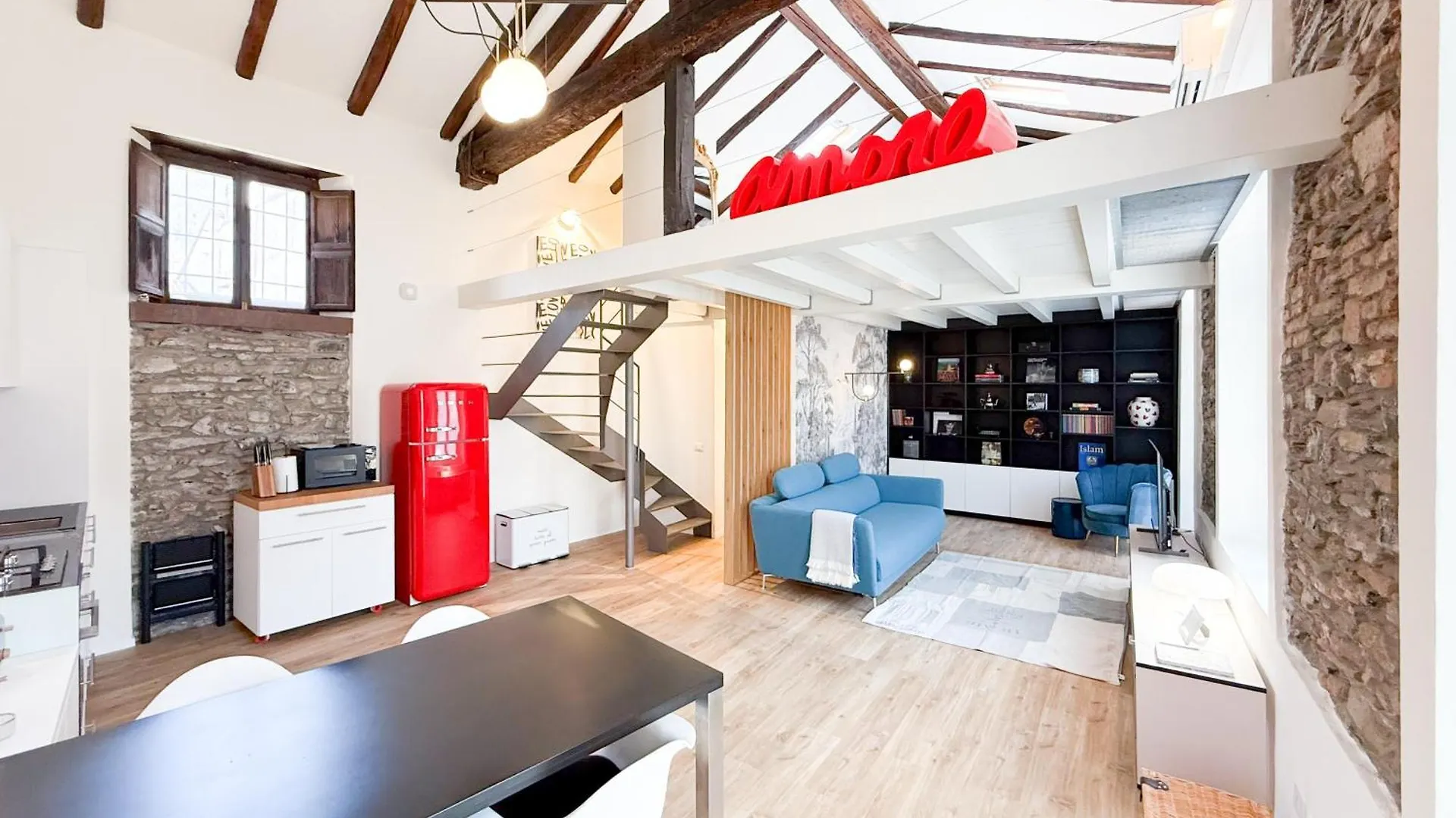 Not Your Average Stay!! Rock, Love & Lake House 科莫 公寓